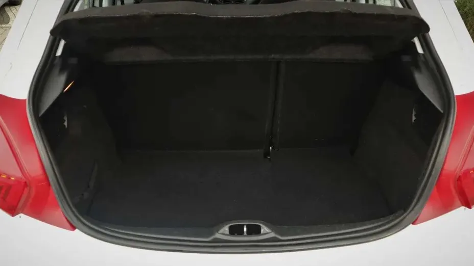 PEUGEOT 208 -