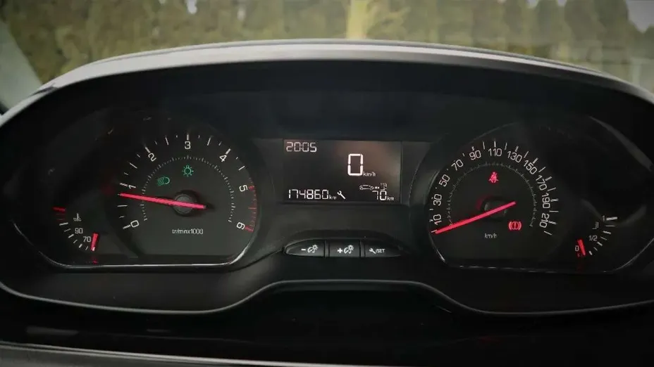 PEUGEOT 208 -