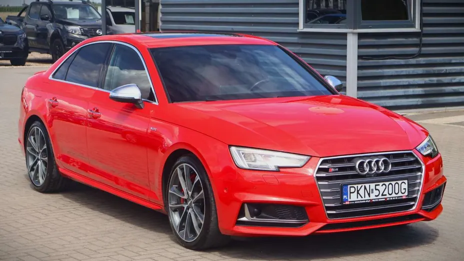 AUDI S4 -