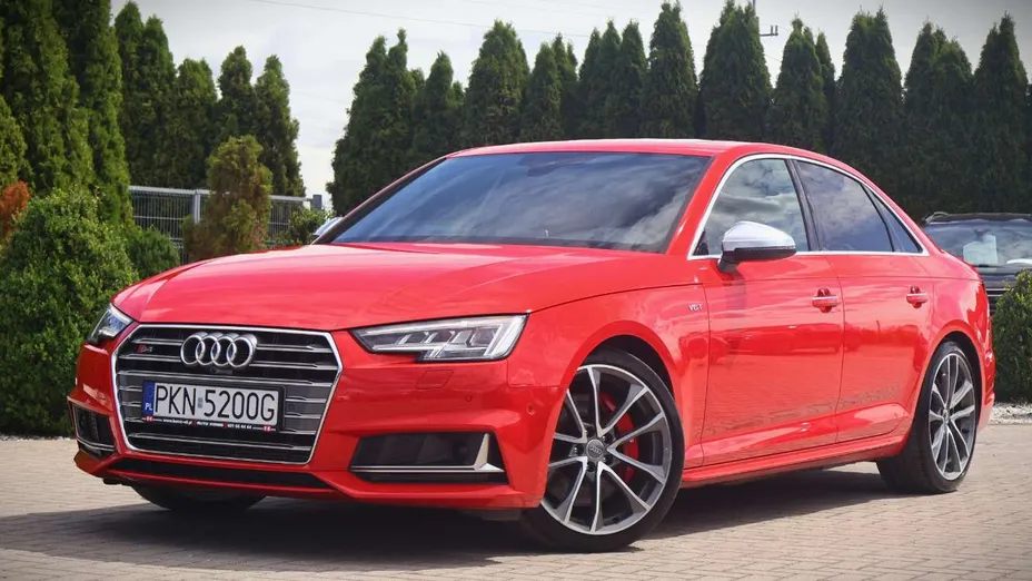 AUDI S4 -