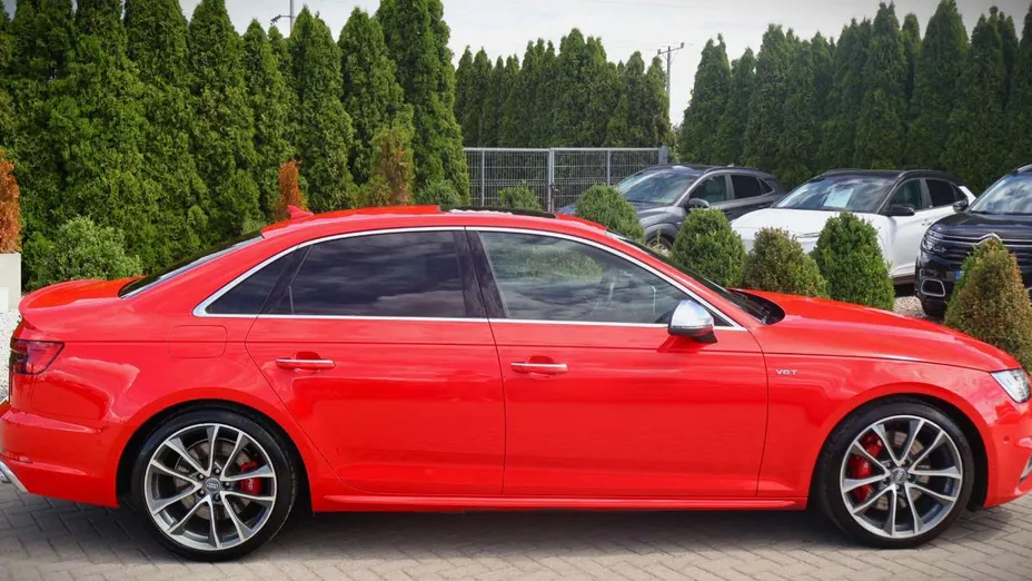 AUDI S4 -