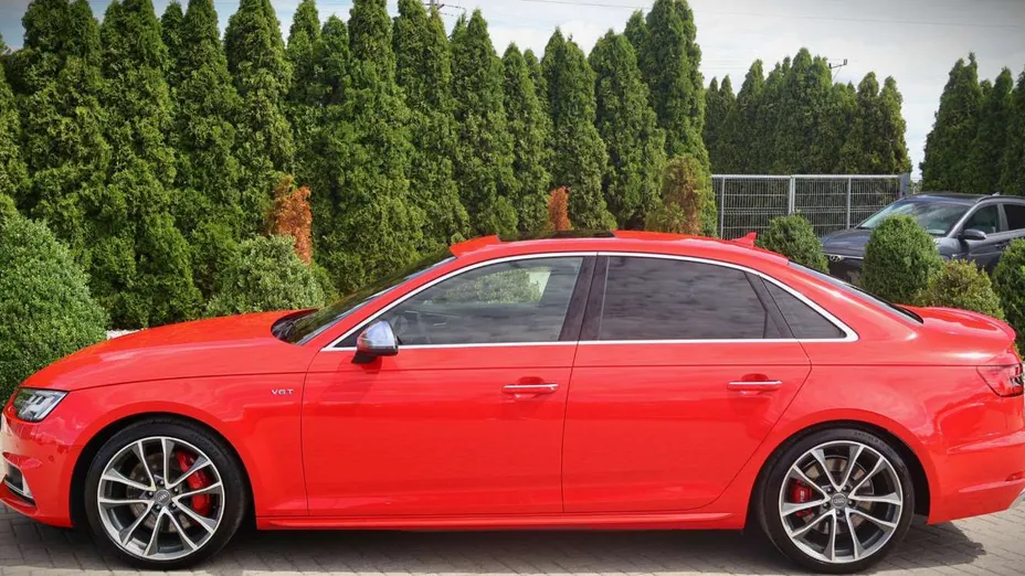 AUDI S4 -