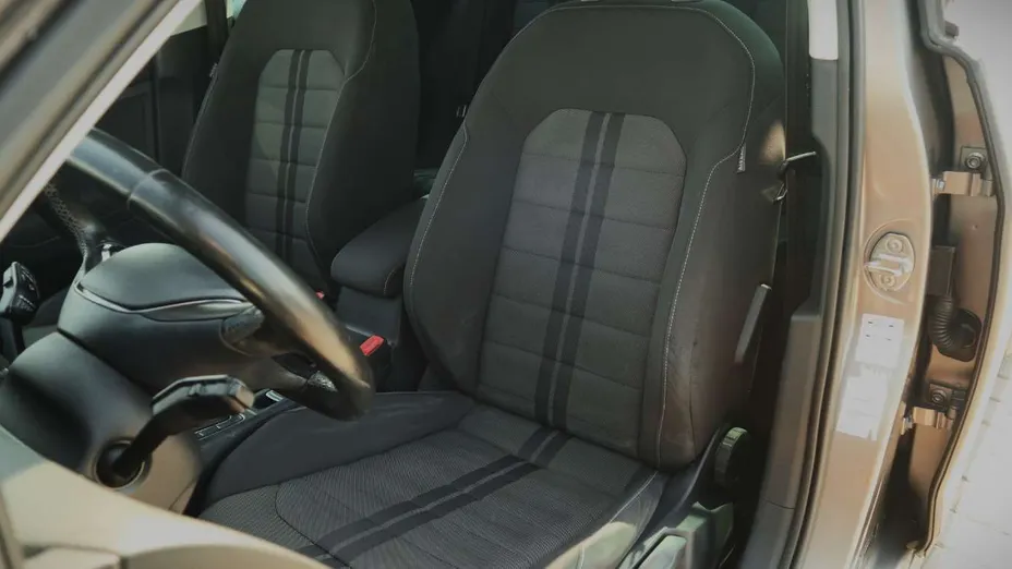VOLKSWAGEN Golf -