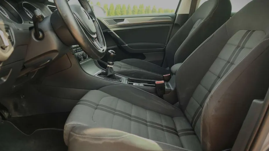 VOLKSWAGEN Golf -