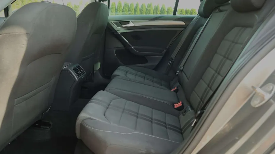 VOLKSWAGEN Golf -