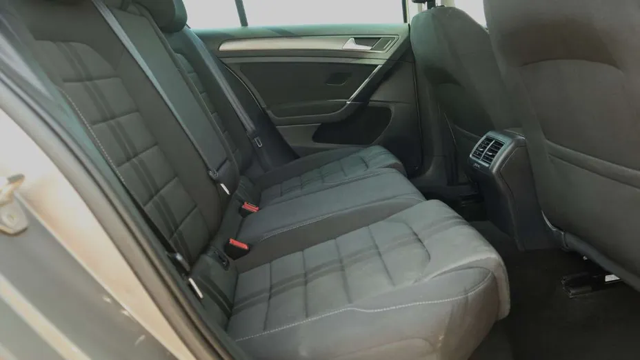 VOLKSWAGEN Golf -