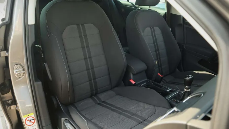 VOLKSWAGEN Golf -
