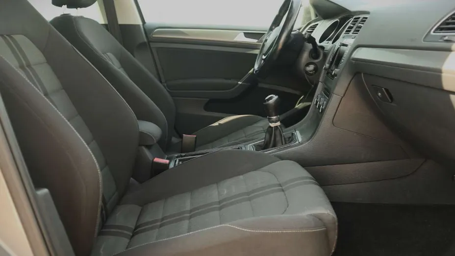 VOLKSWAGEN Golf -
