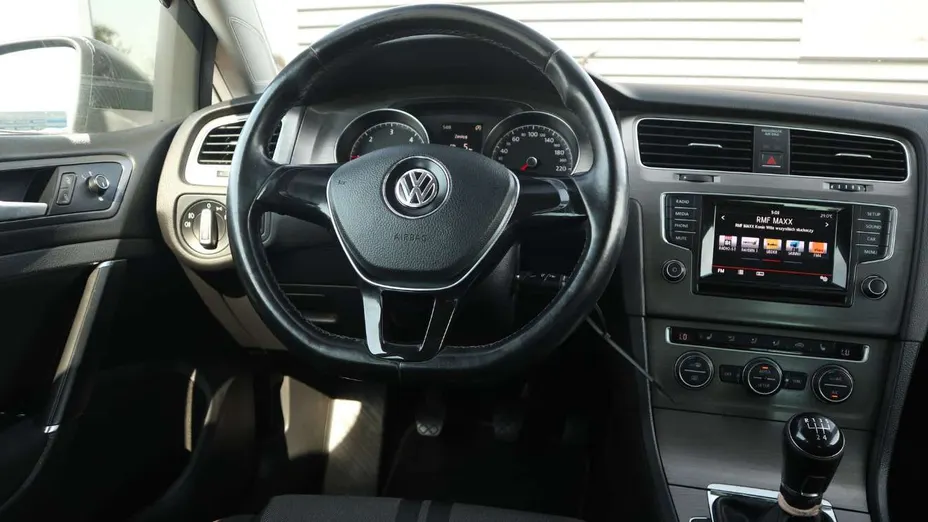 VOLKSWAGEN Golf -