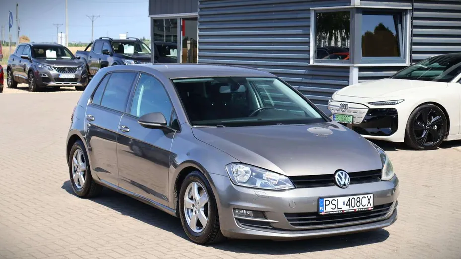 VOLKSWAGEN Golf -