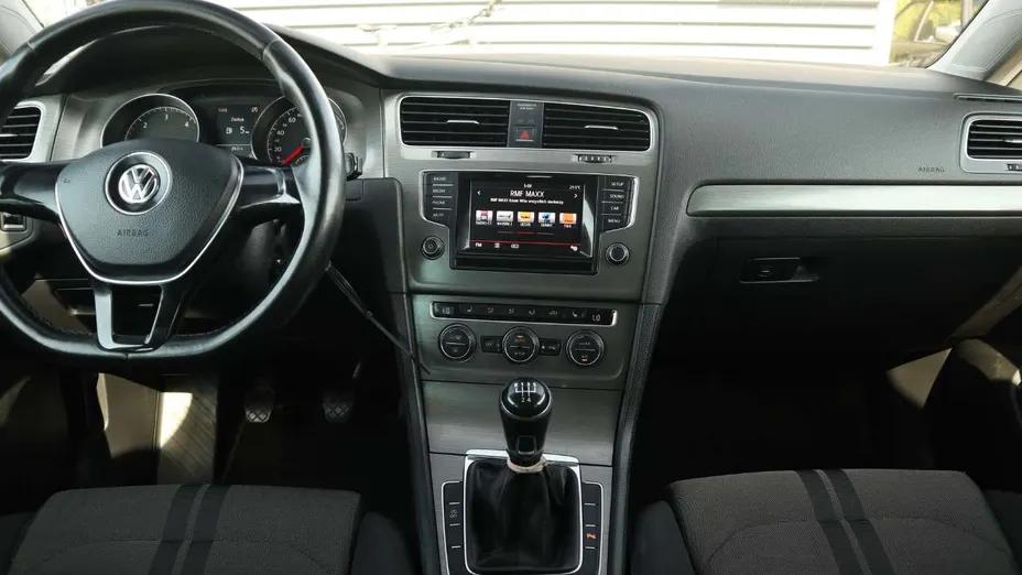VOLKSWAGEN Golf -
