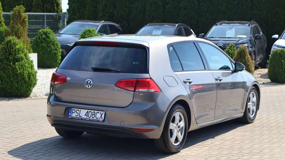 VOLKSWAGEN Golf -