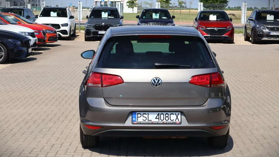 VOLKSWAGEN Golf -