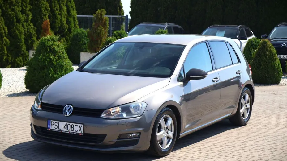 VOLKSWAGEN Golf -