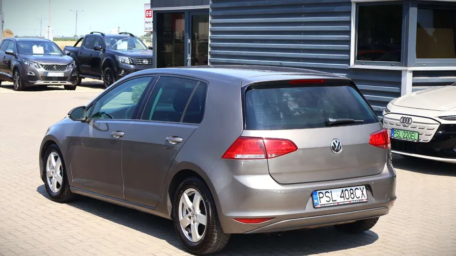 VOLKSWAGEN Golf -