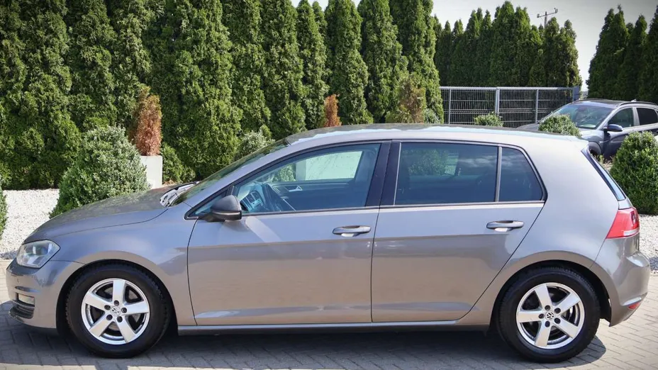 VOLKSWAGEN Golf -