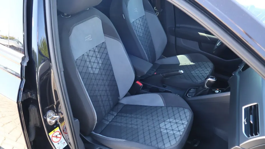 VOLKSWAGEN Polo -
