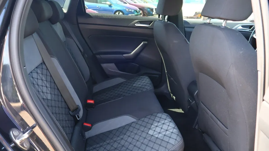 VOLKSWAGEN Polo -