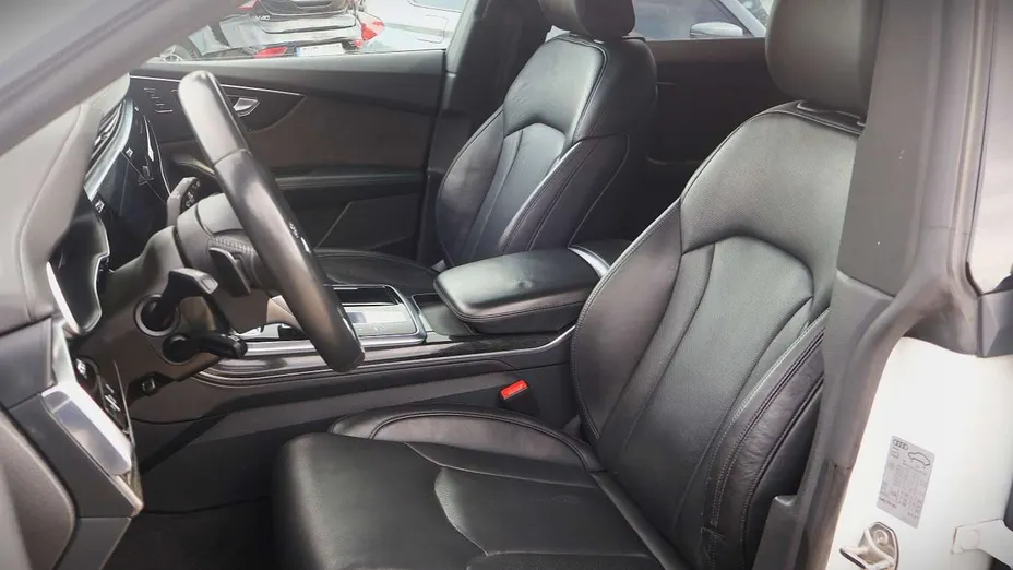 AUDI Q8 -