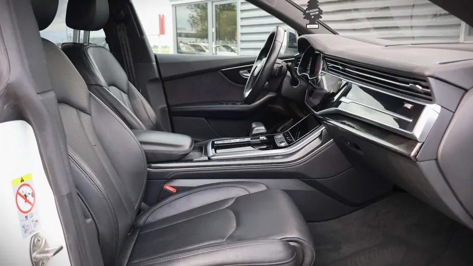 AUDI Q8 -
