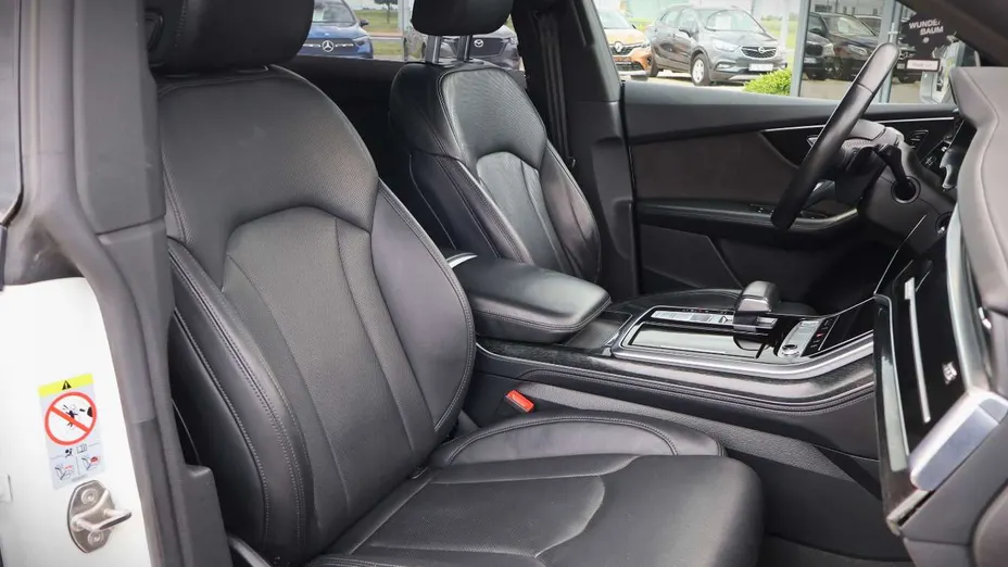AUDI Q8 -