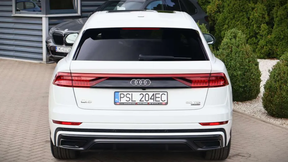 AUDI Q8 -