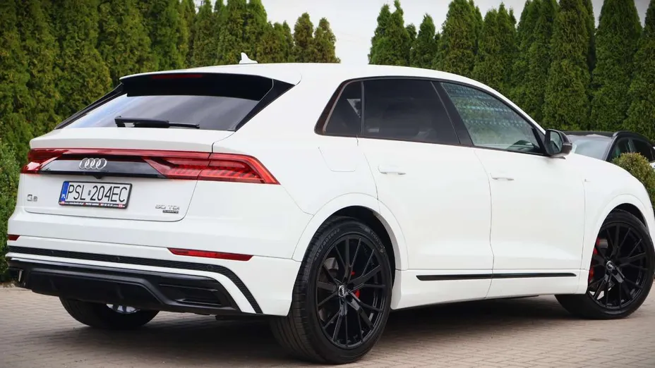 AUDI Q8 -
