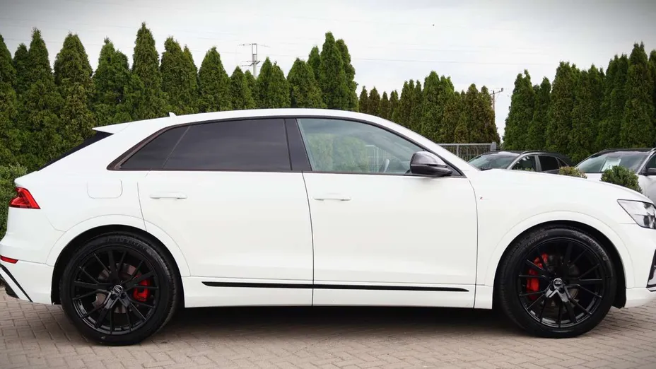 AUDI Q8 -