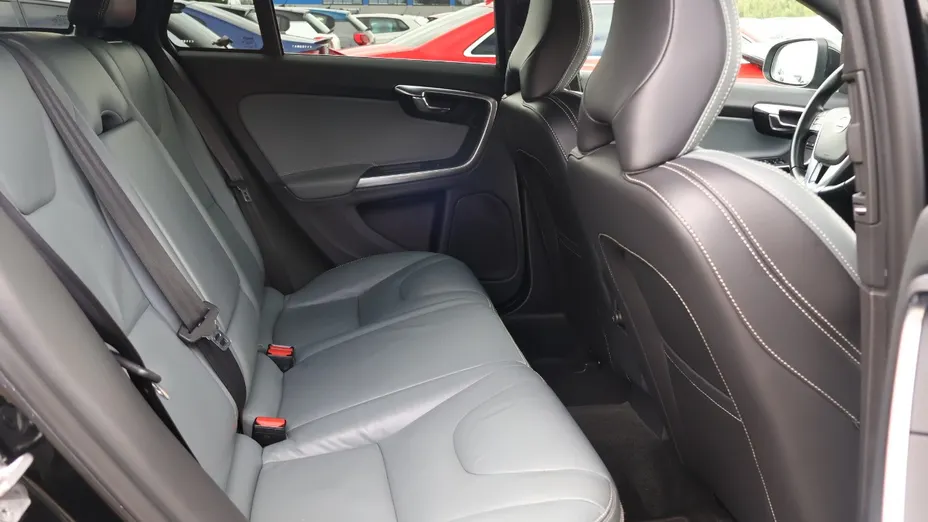 VOLVO V60 -