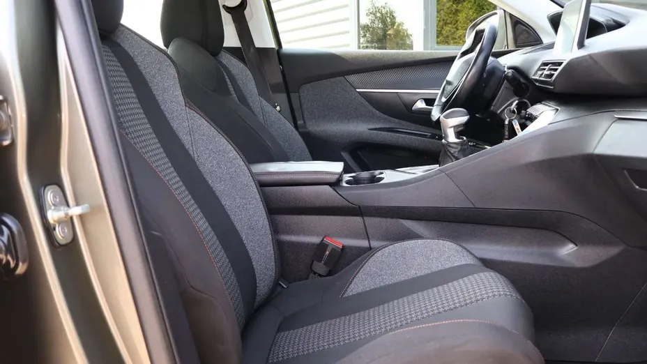 PEUGEOT 5008 -