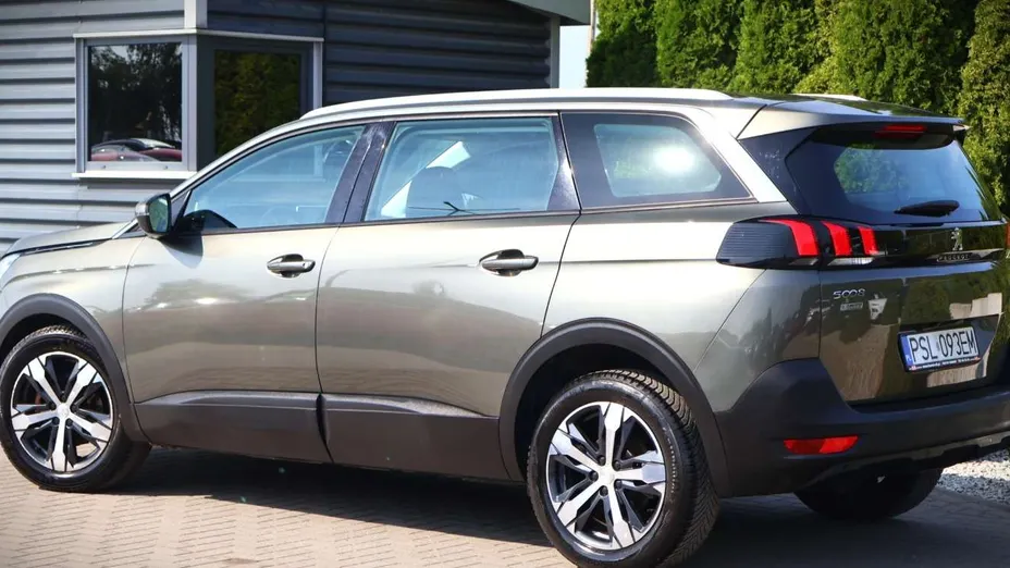 PEUGEOT 5008 -
