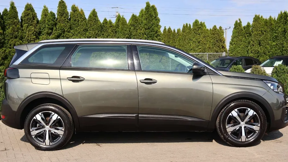 PEUGEOT 5008 -
