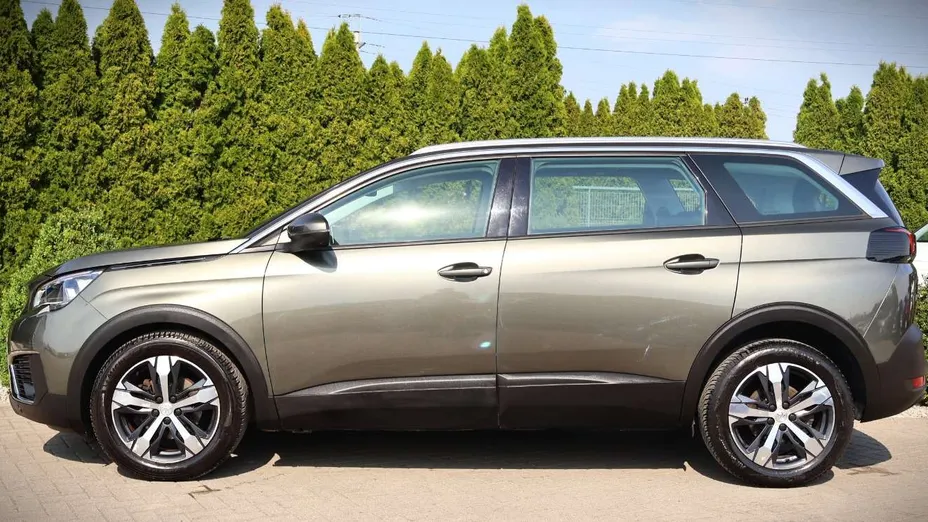 PEUGEOT 5008 -