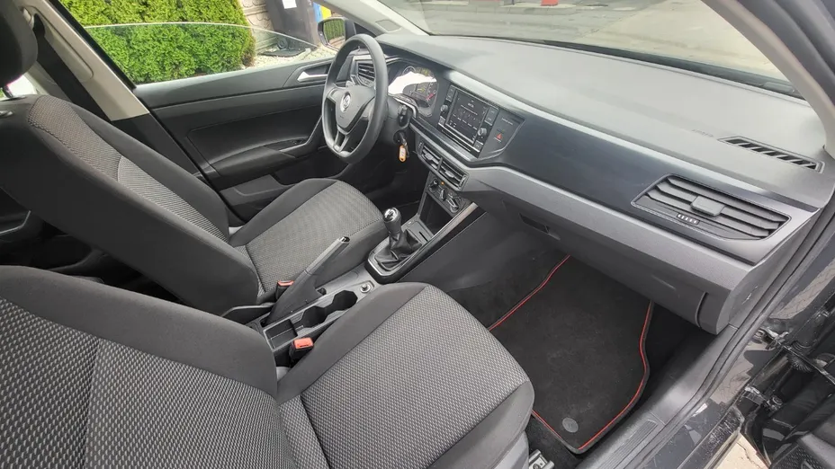 VOLKSWAGEN Polo -