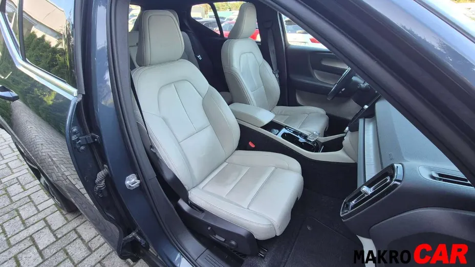 VOLVO XC40 -