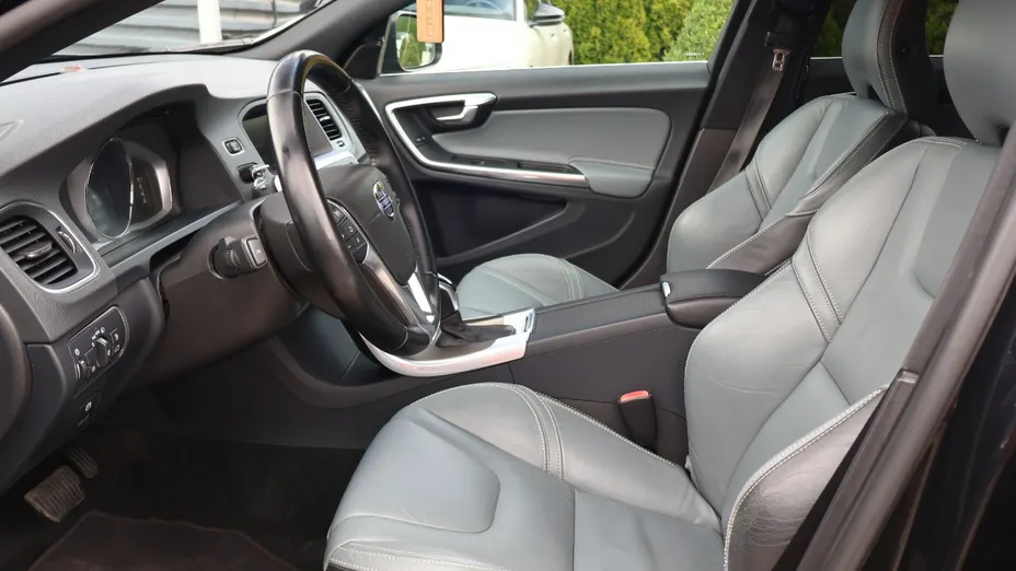 VOLVO V60 -
