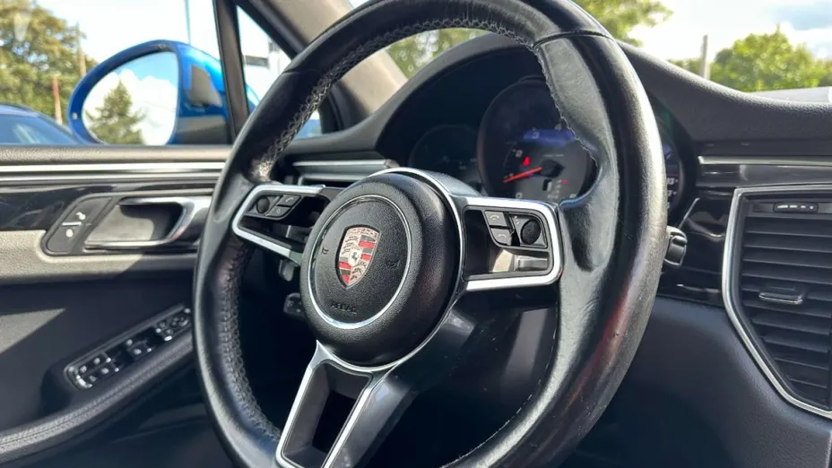PORSCHE Macan -