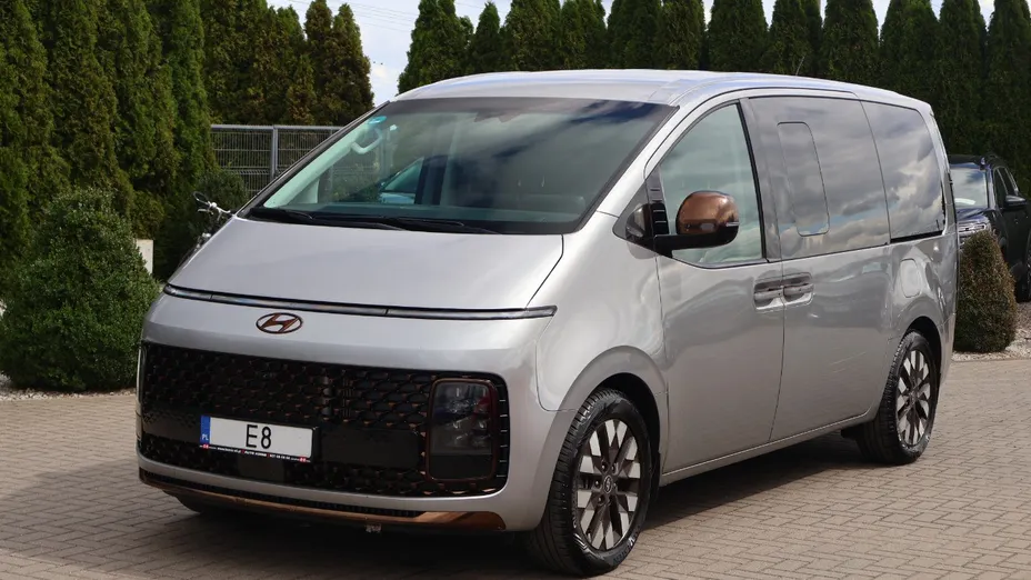 HYUNDAI Staria -