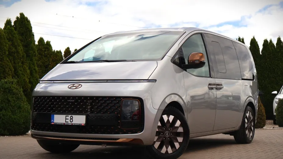 HYUNDAI Staria -