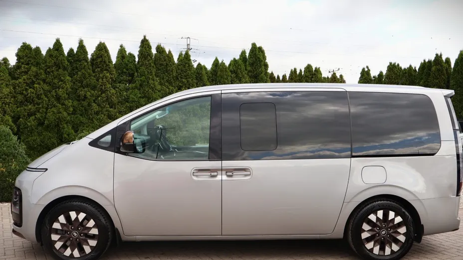 HYUNDAI Staria -