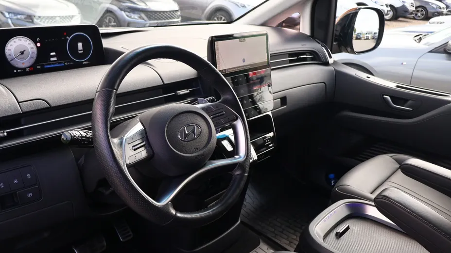 HYUNDAI Staria -
