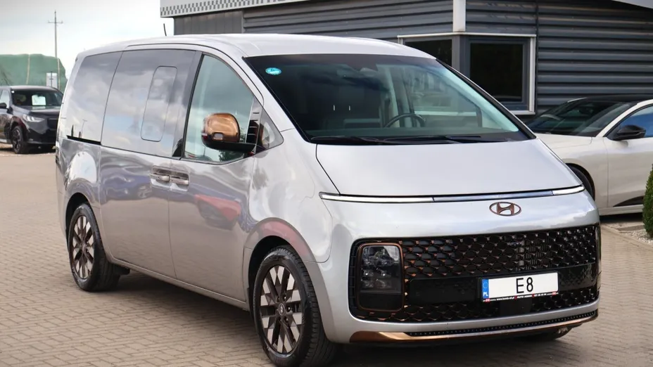 HYUNDAI Staria -