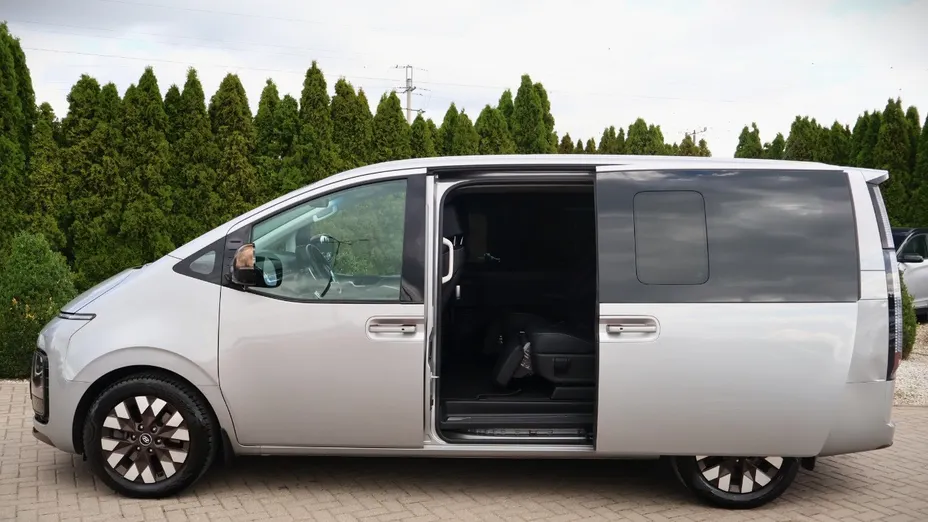 HYUNDAI Staria -