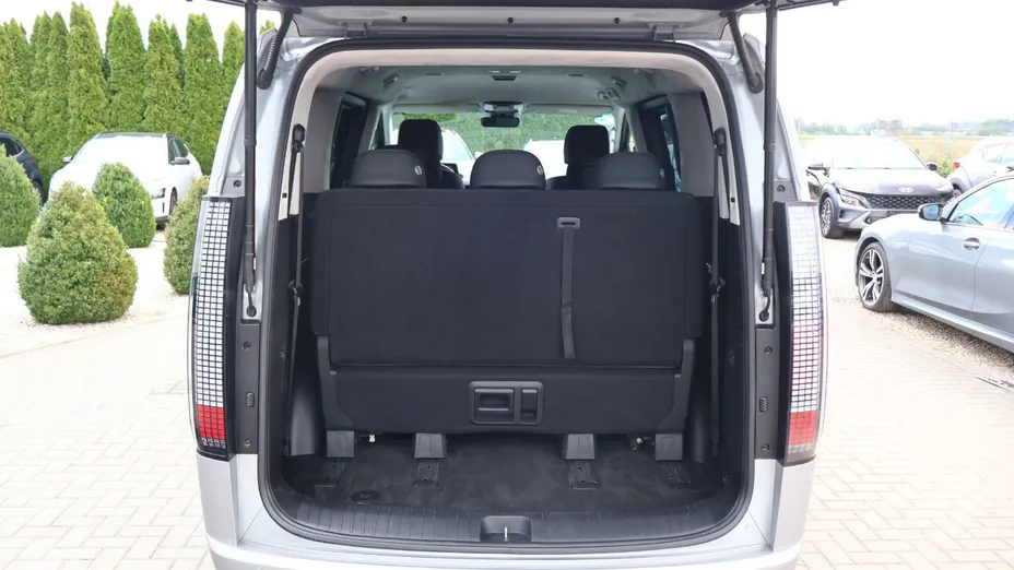 HYUNDAI Staria -