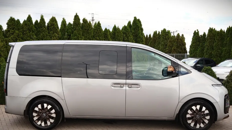 HYUNDAI Staria -
