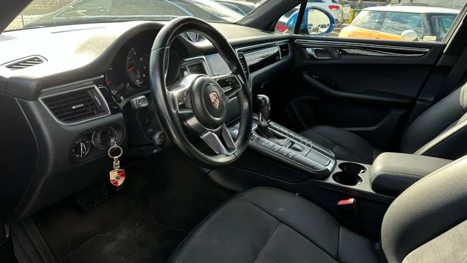 PORSCHE Macan -