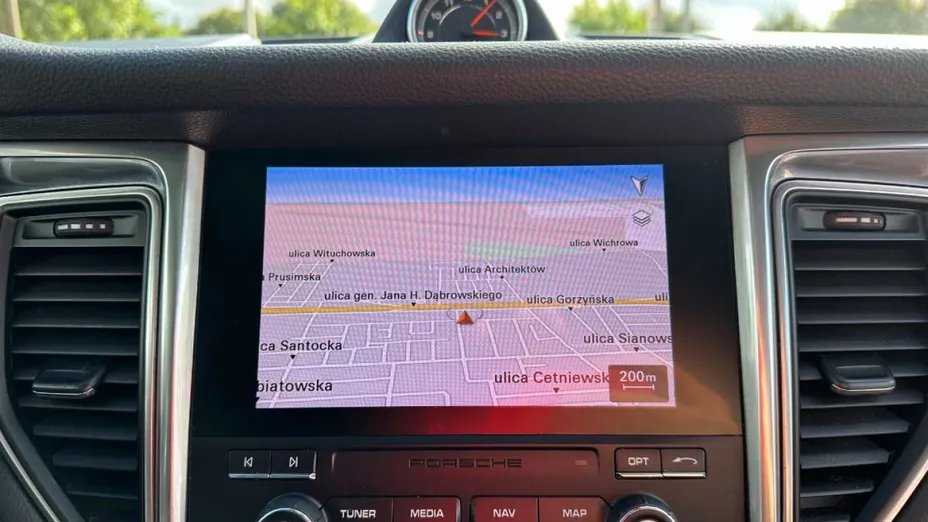 PORSCHE Macan -