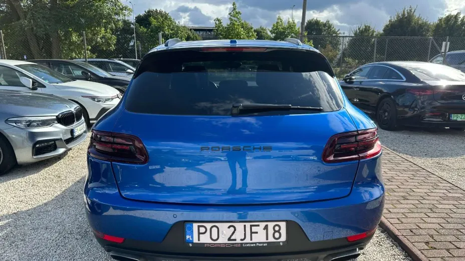 PORSCHE Macan -