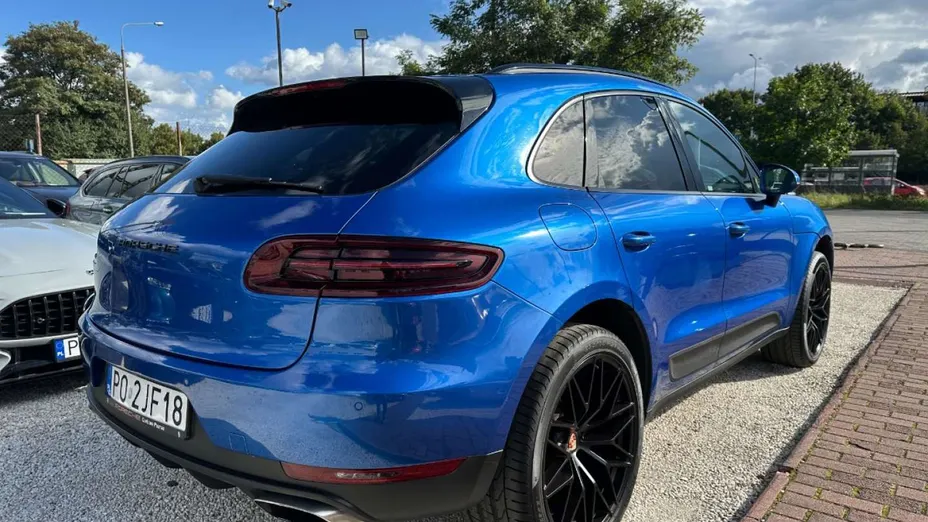 PORSCHE Macan -