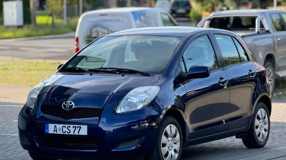 TOYOTA Yaris -